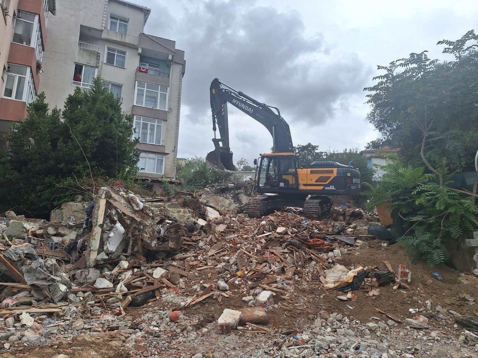 KALEİÇİ MAHALLESİNDE RİSKLİ YAPI OLARAK TESPİT EDİLEN BİNANIN YIKIMINI KONTROLLÜ BİR ŞEKİLDE TAMAMLADIK