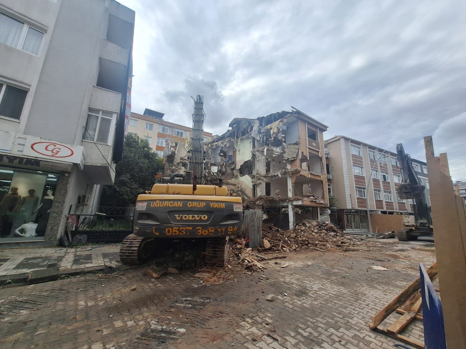 FERHATPAŞA MAHALLESİNDE RİSKLİ YAPI OLARAK TESPİT EDİLEN BİNANIN YIKIMINI KONTROLLÜ BİR ŞEKİLDE TAMAMLADIK